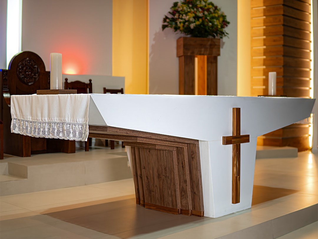 Altar del presbiterio de Santa María del Lago.